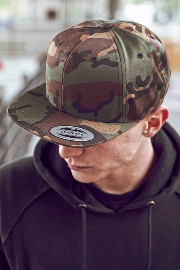 Produktansicht: Flexfit Camouflage Cap mit flachem Schirm